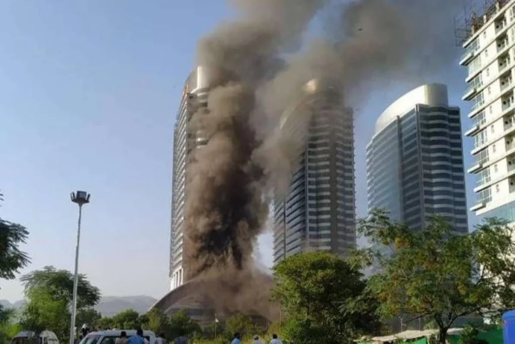 Huge fire erupts at islamabad shopping mall